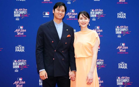 【MLB】球宴レッドカーペット、大谷翔平のファッションに辛口評価も……「真美子夫人が補った。ピーチカラーのドレスで魅力放つ」と米メディア 画像