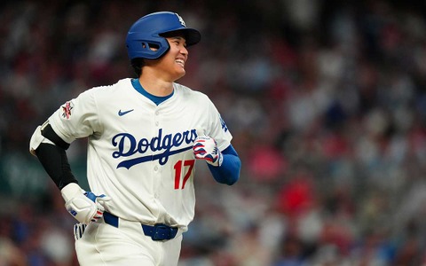 【MLB】大谷翔平、ポール際の特大ファールにヘルメット叩いて苦笑い　公式も“AS幻の本塁打”に笑顔「アーチを逃して悔しがった」 画像