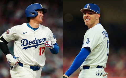 【MLB】「お茶目な二人」大谷翔平、フリーマンと“あざと可愛い”写真を撮り合う　仲良しシーンに反響「にやにやが止まらない」 画像