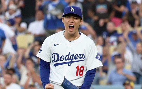 【MLB】夏らしくホワイト基調……山本由伸のファッションは「細部に渡って完璧」と米メディア　球宴恒例のレッドカーペットショーに登場 画像
