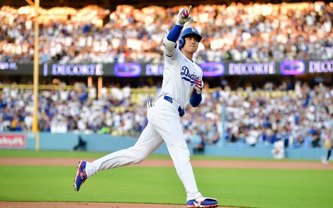 「見よ、このバットフリップ」大谷翔平、驚愕の“倍返し”35号逆転2ランにMLB公式が何度も激賞 画像