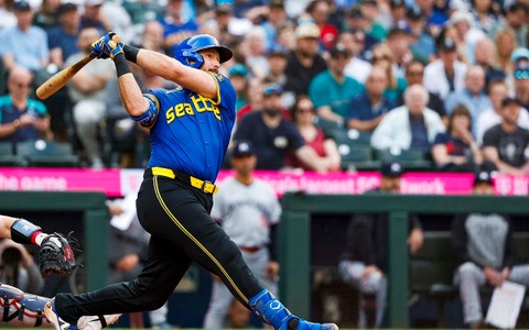 【MLB】両リーグ二冠王ローリー、タイトル独走の今季42号アーチで新たな金字塔　“スイッチヒッター捕手”の史上最多本塁打記録を達成 画像