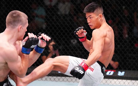 【UFC】中村倫也、三日月蹴りからの追撃で“62秒”KO勝ち　堀口恭司も愛弟子の勝利にガッツポーズで咆哮「思いっきり刺さってる……」 画像