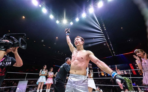【超RIZIN.4】朝倉未来のサイン入りグローブが今大会最高額“70.5万円”　2番目に高額で落札されたのは、死闘の末に最終回TKOで敗れたあの選手 画像