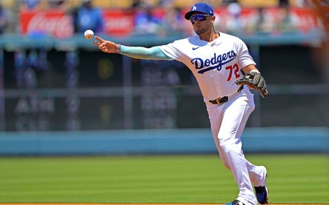 【MLB】守備職人ロハス、ドジャース敗因“守りの乱れ”を分析　勝敗を分けた「新人の悪送球」を責めるのではなく…… 画像