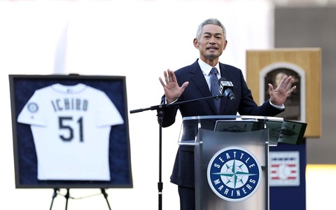 【MLB】イチロー氏、永久欠番セレモニーで「レッツプレイボール！」　“愛弟子”フリオが2打席連続アーチで祝福 画像