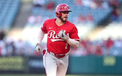 【MLB】ドジャース、元同僚ラックス凱旋で「チャンピオンリング贈呈」 フリーマンやテオスカーと笑顔のハグ……移籍後は内外野で躍動 画像
