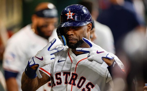 【MLB】ドジャース、元同僚ヘイワードに「チャンピオンリング贈呈」　“親友”フリーマンらと笑顔の抱擁、6球団渡り歩き……今季パドレス移籍も戦力外に 画像