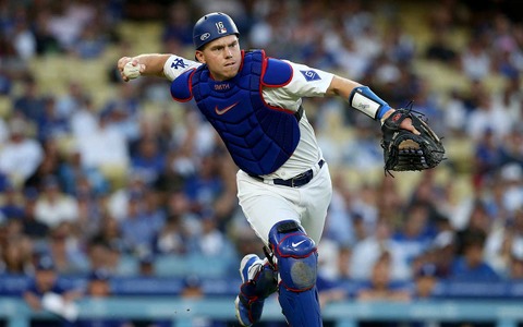 【MLB】ドジャースの正捕手スミス、次戦出場は不透明　試合直前に手の腫れ……ロバーツ監督「MRI検査を受ける可能性」 画像