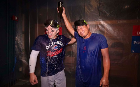 【MLB】「シャンパンは口から飲むより……」今永昇太の“珍言”炸裂、鈴木誠也は「コンタクトが吹っ飛んだ」 PS進出決定で美酒浴びる 画像