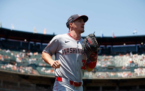 【MLB】26歳外野手が打球を“蹴り上げ”捕球するスーパープレーを披露　リプレーを見た実況が絶叫「ハッキーサックだ！」 画像