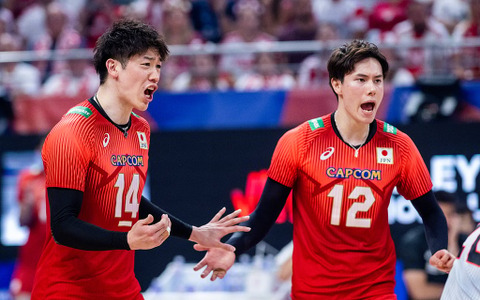 石川祐希、髙橋藍のプレーをセリエA公式が称賛　超満員1万4001人の観衆が熱狂した“ドリームマッチ”は「CLのような素晴らしいショー」 画像