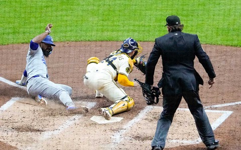 【MLB】「一体何が起きたんだ？！」ドジャースvs.ブルワーズ戦、満塁“8-6-2”センターゴロ併殺の珍事にファン騒然 画像