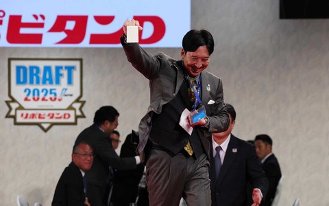 藤川球児監督が「火の玉ストレートの右手」で立石正広を引き当てる　“元阪神監督対決”を制し反響「勝利の女神は微笑んだ」【プロ野球ドラフト会議2025】 画像