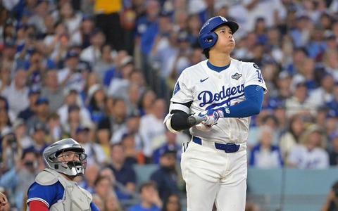 【MLB】大谷翔平、衝撃のWS2号直後の1枚に公式注目「オオタニのバットを探して」　CY賞右腕からの一打に本拠地熱狂 画像