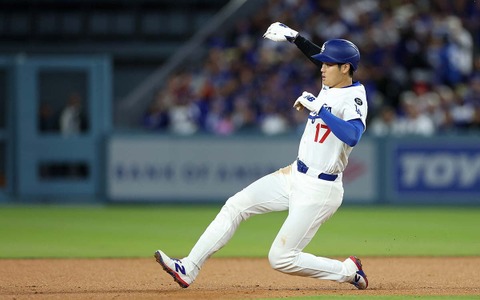 【MLB】大谷翔平、右足太ももに違和感？　“走塁時に異変”で急失速……指揮官とトレーナーが確認 画像
