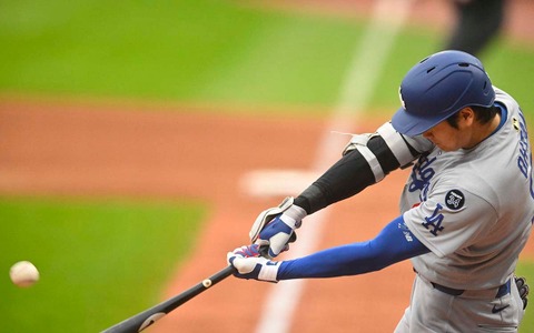 【MLB】大谷翔平、泳いだ当たりが逆方向へ“フェン直”二塁打　公式驚愕の打撃で好機演出 画像