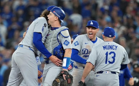 【MLB】ブルージェイズ、痛恨の走塁ミスで逆王手を許す……解説の元メジャーリーガー「これで流れはドジャースに行った」と断言 画像