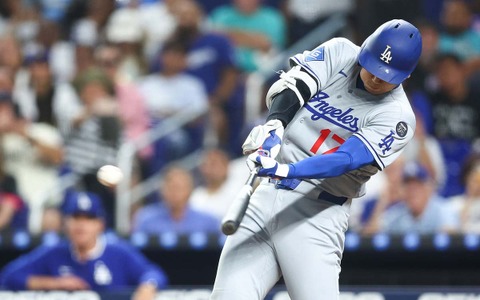 【MLB】大谷翔平、CY賞右腕シャーザーから会心の161キロ中前打　先頭打者で好機演出、二刀流で世界一に導くか 画像