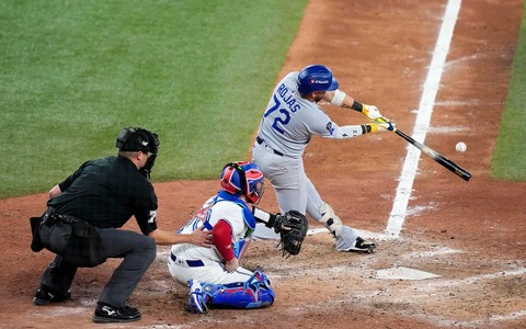 【MLB】崖っぷちドジャース、ロハスが最終回に起死回生の同点ソロアーチ　山本由伸が2連投でマウンドへ 画像