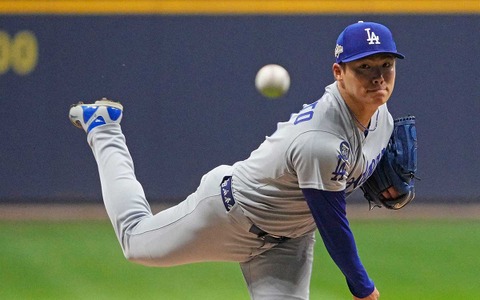 【MLB】「冗談だろう！？」山本由伸を救った9回満塁での“美技2連発”　パヘスの会心キャッチに「信じられないことが起こった！」 画像