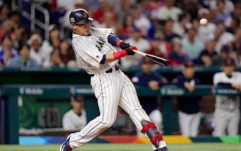 【MLB】“ピュアヒッター”岡本和真の打撃スタイルは「村上宗隆と吉田正尚の中間」と米メディア指摘　「メジャーへ対応しやすい」と高評価 画像