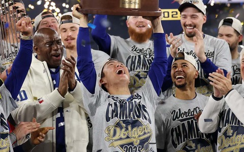 【MLB】「友達はデコピン」山本由伸が愛犬“カルロス”と2ショットで名前を初公開　日本選手2人目のWSMVPでド軍の世界一に貢献 画像