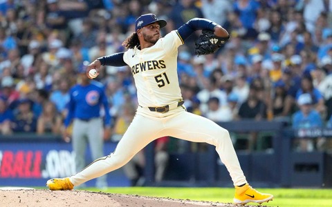 【MLB】今季17勝ブルワーズのエース右腕、有力な移籍先にドジャース浮上か　「ロバーツ監督にとってうれしい悩み」と米メディア 画像