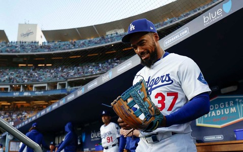 【MLB】ロバーツ監督、テオスカーの守備力は“及第点”の評価「シーズン終盤では……少なくとも平均レベルだった」　トレード話にも言及 画像