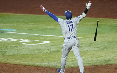 【MLB】「なんというショー」大谷翔平、劇的12号直後に見せた“No.1バットフリップ”　公式が2025年の象徴的一打に選出 画像