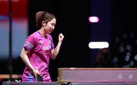 平野美宇、孫穎莎との“交流”に現地メディア熱視線「一挙手一投足に魅了」　チームメイトの世界女王がベンチで戦況見守る 画像