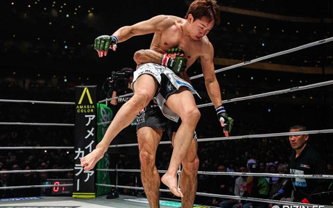 【RIZIN】朝倉未来、怪物シェイドゥラエフに“174秒”TKO負け　立ち上がれず担架で運ばれる 画像
