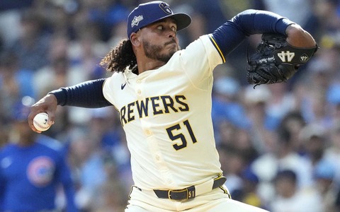 【MLB】ドジャースの大型補強は止まらない？　次なるターゲットはブルワーズのタフネス右腕か……「先発陣の耐久性に懸念」と米メディア 画像