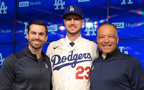 【MLB】「ダメ元で電話した」背番号30を希望したタッカー、ロバーツ監督に譲渡を依頼するも……拒否された理由とは？ 画像
