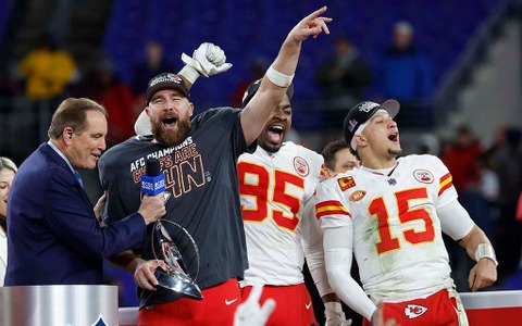 【NFL】「殺されちゃうよ」チーフスのトラビス・ケルシー、婚約者テイラー・スウィフトの椅子を壊してポツリ……番組収録中にアクシデント 画像