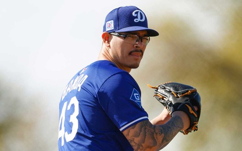 【MLB】ドジャース、捕手枠確保で苦渋の決断か……昨季71登板のバンダを“事実上の戦力外”　地元メディア「サプライズのロースター変更だ」 画像