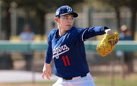 【MLB】「フォームを崩した」ロバーツ監督、オープン戦初登板の佐々木朗希に言及　 “第3の球種”を披露も……制球乱れて2回途中3失点 画像