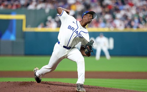 【WBC2026】ブラジル17歳右腕がジャッジのバットへし折る…150キロ超え内角攻めで併殺切り　堂々の投球に「この子には本当に敬意を表する」 画像