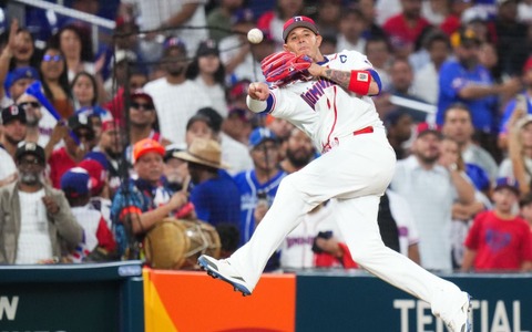 【WBC2026】マチャドが逆シングルから“エグすぎる”大遠投の美技連発　ドミニカ共和国、昨季45本塁打カミネロの決勝2ランで初陣勝利 画像