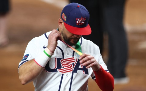 【WBC2026】本塁打王シュワーバー、アメリカ無念の決勝敗退で“銀メダル”授与直後に外す　同点アーチのハーパーは相手ナインと握手 画像