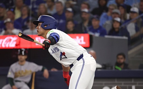 【MLB】岡本和真、デビュー戦で外角ボール球を“技アリ”左前打　ゲレーロJr.が初安打の記念球をスタンドへ……？ 画像