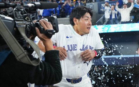 【MLB】マルチ安打の岡本和真、ゲレーロJr.から「水ザバー！」でメジャーの洗礼　“サヨナラ機演出”で開幕戦勝利に貢献 画像