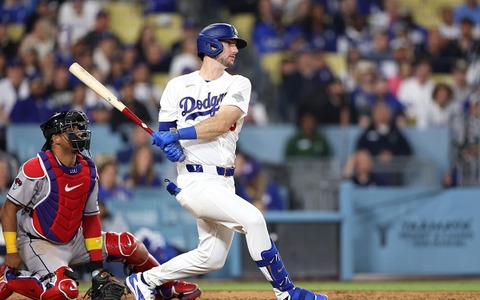 【MLB】ド軍の新2番・タッカーの“本塁打キャッチ”に本拠地熱狂　FA目玉補強の万能スターがファインプレー連発で能力発揮 画像