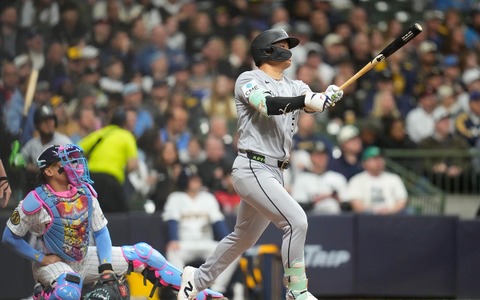 【MLB】村上宗隆、豪快弾直後に見せた“横っ飛び”ファインプレーに脚光　城島健司以来のデビュー2戦連発で攻守に存在感 画像