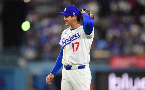 【MLB】今季初勝利、大谷翔平は「次の回が先頭打者だったのを忘れていた」　“慌てた二刀流”に公式が爆笑、唯一無二のルーティンに称賛の声 画像