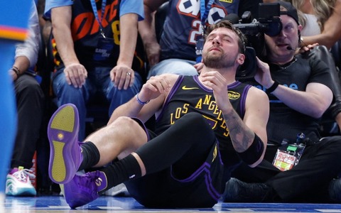 【NBA】ドンチッチ、ハムストリングを痛めて退場……MVPレースに暗雲、受賞資格の「出場65試合以上」に届かない可能性も 画像