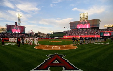 【MLB】「これがエンゼルス・ベースボールだ」2年連続の珍事、国歌斉唱に戦闘機が間に合わず　歌手がクライマックスを溜めに溜めて尺調整も…… 画像
