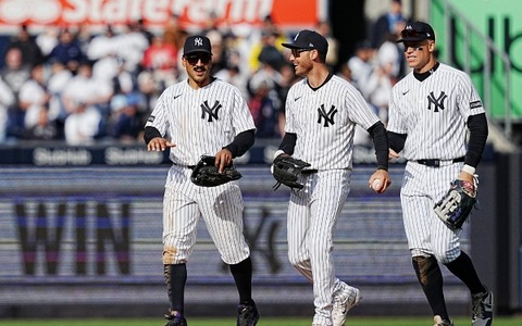 【MLB】「どうやって捕ったのかわからない」ベリンジャーが魅せた、奇跡の“曲芸キャッチ”に実況大興奮　グラブで弾くも落下寸前に……？ 画像