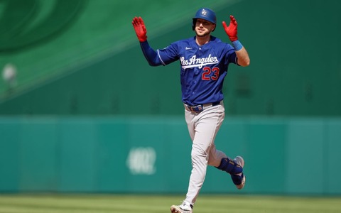 【MLB】新1、2番コンビ大谷翔平とアベック弾、ドジャース移籍後1号を放ったタッカー「今は安打が出れば何でもいいよ」と本音も 画像