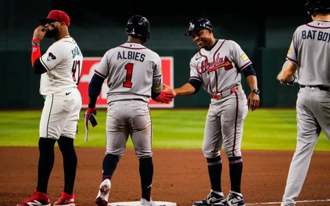 【MLB】ブレーブスのオルビーズ、ABSチャレンジ結果前に“四球確信歩き”で一塁へ……球審の権威は完全に失墜 画像